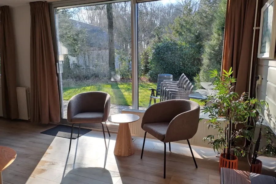 Woonkamer zicht op tuin